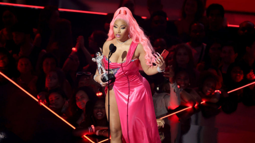 Nicki Minaj's breast pops out of top on 'GMA' 