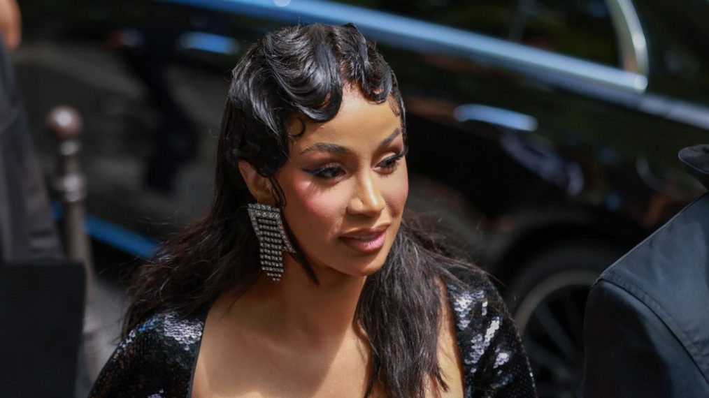 Cardi B Allegedly A Suspect Of Battery After Microphone Toss In Las ...